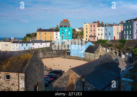 Voyage au pays de Galles, vue sur la propriété historique colorée entourant la petite plage dans le port de Tenby, la côte de Pembrokeshire, pays de Galles, Royaume-Uni Banque D'Images