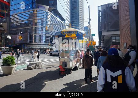 Les camions de nourriture Halal Guys sont dans les coins de rue dans toute la ville de New York Banque D'Images