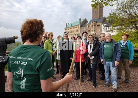 05 mai 2022, Thuringe, Eisenach: Les pèlerins partent du château de Wartburg au début du relais de pèlerinage d'Eisenach à Wittenberg pour marquer l'anniversaire de '500 ans de traduction biblique'. L'arrivée des premiers pèlerins à Wittenberg est prévue pour le 19 mai 2022. Photo: Michael Reichel/dpa Banque D'Images