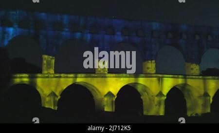 Pont du Gard avec drapeau de l'Ukraine à l'appui de l'invasion de l'Ukraine et de son adhésion à l'Union européenne. Aqueduc romain de la ville de Nîmes en France Banque D'Images