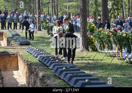 05 mai 2022, Brandebourg, Halbe: De petits cercueils contenant les restes de soldats allemands sont enchâssés dans le cimetière forestier lors d'un événement commémoratif organisé par la Volksbund Deutsche Kriegsgräberfürsorge e.V. (Commission allemande des sépultures de guerre). 77 ans après la fin de la Seconde Guerre mondiale, 86 soldats allemands ont trouvé leur dernier lieu de repos digne dans la plus grande tombe de guerre d'Allemagne à Halbe. Au cours des combats peu avant la fin de la guerre en avril 1945, des milliers de soldats ont perdu la vie aux portes de Berlin. Photo: Patrick Pleul/dpa Banque D'Images