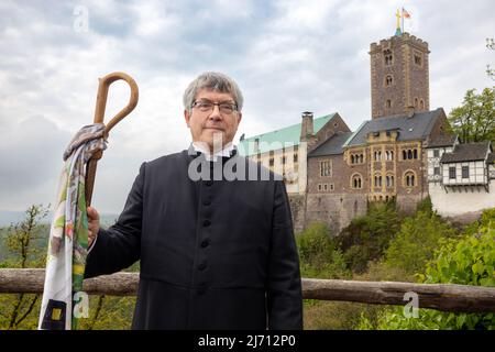 05 mai 2022, Thuringe, Eisenach: Friedrich Kramer, évêque régional de l'Église évangélique d'Allemagne centrale (EKM), se dresse devant le château de Wartburg au début du relais de pèlerinage d'Eisenach à Wittenberg pour marquer l'anniversaire de '500 ans de traduction biblique'. L'arrivée des premiers pèlerins à Wittenberg est prévue pour le 19 mai 2022. Photo: Michael Reichel/dpa Banque D'Images