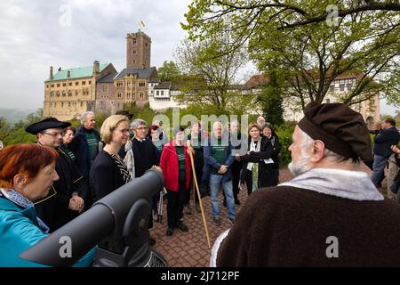 05 mai 2022, Thuringe, Eisenach: Les pèlerins partent du château de Wartburg au début du relais de pèlerinage d'Eisenach à Wittenberg pour marquer l'anniversaire de '500 ans de traduction biblique'. L'arrivée des premiers pèlerins à Wittenberg est prévue pour le 19 mai 2022. Photo: Michael Reichel/dpa Banque D'Images