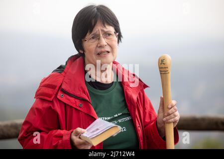 05 mai 2022, Thuringe, Eisenach: Christine Lieberknecht, présidente de l'Association de randonnée de Thuringe et patronne du sentier Luther de Thuringe, prend la parole au début du relais de pèlerinage d'Eisenach à Wittenberg pour marquer l'anniversaire de '500 ans de traduction de la Bible. L'arrivée des premiers pèlerins à Wittenberg est prévue pour le 19 mai 2022. Photo: Michael Reichel/dpa Banque D'Images