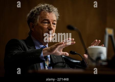 Le sénateur Rand Paul (R-KY) prend la parole lors d'une audience du Comité sénatorial sur la sécurité intérieure dans le bâtiment Dirksen du Bureau du Sénat à Capitol Hill à Washington, DC, le 4 mai 2022. Crédit : Samuel Corum / CNP/Sipa USA Banque D'Images