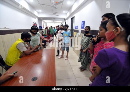 Le 5 mai 2022, les étudiants reçoivent des tests RT-PCR Covid-19 du coronavirus des travailleurs de la santé à New Delhi, en Inde. Début mai, le nombre de cas à New Delhi a augmenté. (Photo de Ravi Batra/Sipa USA) Banque D'Images