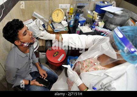 Le 5 mai 2022, les étudiants reçoivent des tests RT-PCR Covid-19 du coronavirus des travailleurs de la santé à New Delhi, en Inde. Début mai, le nombre de cas à New Delhi a augmenté. (Photo de Ravi Batra/Sipa USA) Banque D'Images