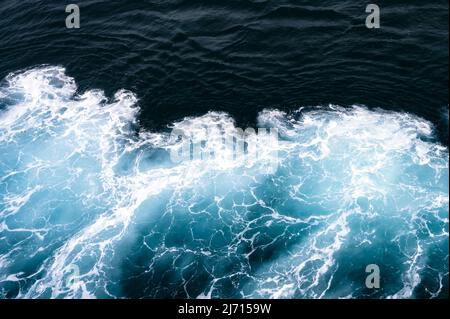 Le réveil causé par les propulseurs du paquebot Cunard, RMS Queen Elizabeth Banque D'Images