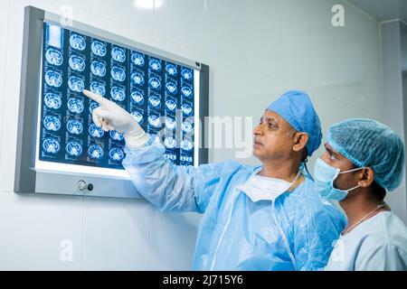 médecins dans la robe d'opération analyse x rapport avant d'effectuer l'opération à l'hôpital - conepte de l'expertise médicale, l'examen et l'assurance-maladie Banque D'Images