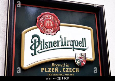 Pilsner Urquell marque de bière tchèque sur le restaurant à Prague République tchèque. Banque D'Images