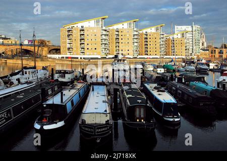 Bateaux et propriétés résidentielles, Limehouse Basin à Londres, Royaume-Uni. Banque D'Images