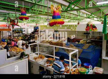 Viande stalle dans le Mercado Sanchez de Pascuas, Oaxaca de Juárez City, Oaxaca, Mexique Banque D'Images