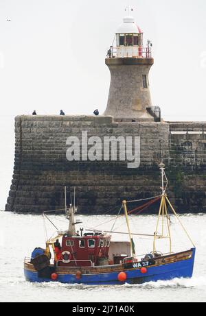 Un chalutier retourne au quai de pêche de North Shields avec ses prises de la mer du Nord. Date de la photo: Jeudi 5 mai 2022. Banque D'Images