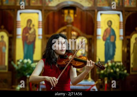 Londres, Royaume-Uni. 5 mai 2022. La violoniste Irène Duval répète à la cathédrale catholique ukrainienne dans le centre de Londres en prévision d'un concert de collecte de fonds organisé par Wigmore Hall pour le nouveau centre d'accueil ukrainien, créé pour aider les Ukrainiens arrivant au Royaume-Uni déplacés par la guerre. Credit: Stephen Chung / Alamy Live News Banque D'Images