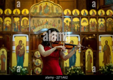 Londres, Royaume-Uni. 5 mai 2022. La violoniste Irène Duval répète à la cathédrale catholique ukrainienne dans le centre de Londres en prévision d'un concert de collecte de fonds organisé par Wigmore Hall pour le nouveau centre d'accueil ukrainien, créé pour aider les Ukrainiens arrivant au Royaume-Uni déplacés par la guerre. Credit: Stephen Chung / Alamy Live News Banque D'Images