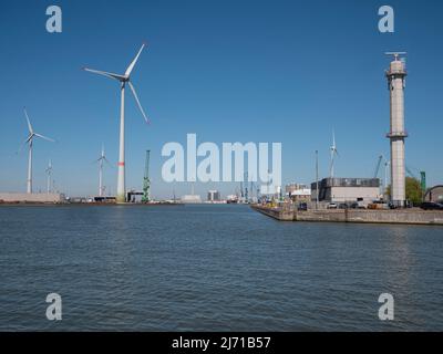 Anvers, Belgique, 17 avril 2022, vue d'ensemble du port d'Anvers depuis le pont de Sibérie Banque D'Images