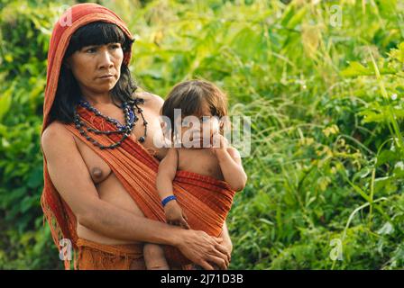 Mère indienne de la tribu Amazone d'Arawete au Brésil portant bébé sur une élingue, 2007. Banque D'Images