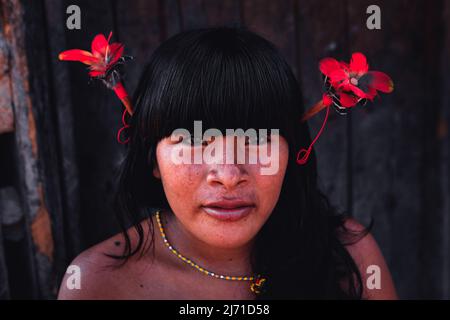 Belle femme indienne, avec des yeux expressifs, d'une tribu amazonienne au Brésil. Baixo Amazonas, Pará, Amazone, Brésil. 2010. Banque D'Images