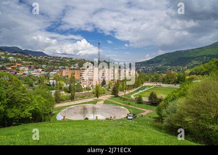 Dilijan, Arménie - 4 mai 2022 - formation de nuages traversant le ciel au-dessus de la ville de Dilijan, Arménie Banque D'Images