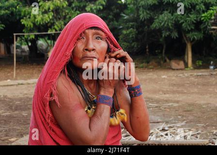 Femme indienne de la tribu Araweté au Brésil mettant sur la terre pour la photo Banque D'Images