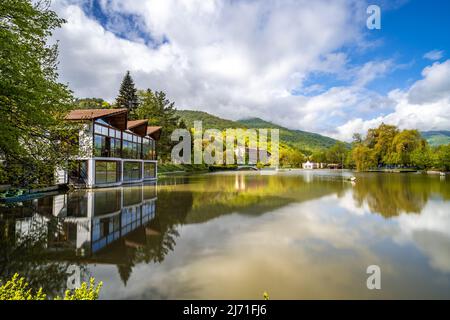 Dilijan, Arménie - 4 mai 2022 - formation de nuages se déplaçant au-dessus du lac artificiel de la ville de Dilijan, Arménie Banque D'Images