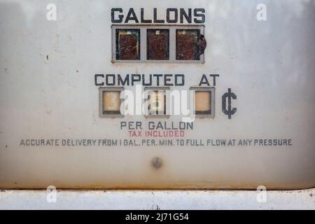 Gate, Oklahoma - une ancienne pompe à gaz à une station de remplissage abandonnée dans le manche de l'Oklahoma offre de l'essence à 35 cents le gallon. Banque D'Images