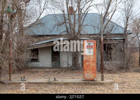 Gate, Oklahoma - une ancienne pompe à gaz à une station de remplissage Conoco abandonnée dans le manche de l'Oklahoma offre de l'essence à 35 cents le gallon. Banque D'Images