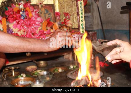 Les gens qui exécutent Havan, Odisha, Inde Banque D'Images