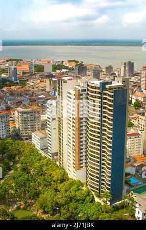 Bâtiments dans la ligne d'horizon de Belém, Pará, Amazone, Brésil. Banque D'Images