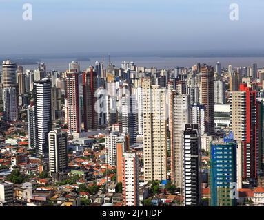 Bâtiments dans la ligne d'horizon de Belém, Pará, Amazone, Brésil. Banque D'Images