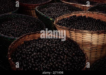 Paniers Acai exposés au marché Ver-o-Peso de Belém, Pará, Amazon, Brésil Banque D'Images