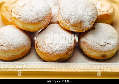 Berliner Pfannkuchen, un donut allemand, pâte traditionnelle de levure frite en profondeur remplie de crème au chocolat et saupoudrée de sucre en poudre, douceur sur un Banque D'Images