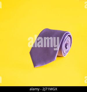 Cravate moderne sur fond jaune. Le cadeau idéal pour la fête des pères. Banque D'Images
