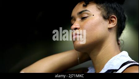 Une femme de banlieue afro-américaine à la pensée Banque D'Images