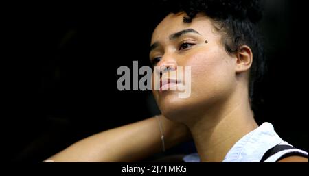 Une femme de banlieue afro-américaine à la pensée Banque D'Images