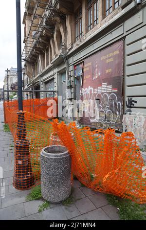 Site de construction clôturé avec du filet de plastique orange dans la vieille ville, Bucarest, Roumanie Banque D'Images