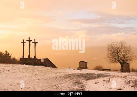 De beaux nuages colorés sur une neige, brouillard automne après-midi dans les montagnes Rhon aux trois croix au sommet de la colline au-dessus du Kreu franciscain Banque D'Images