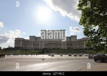 Nuages sombres au-dessus de la Maison du peuple à Bucarest, Roumanie, qui est le 2nd plus grand bâtiment du monde; siège du Parlement roumain; conceptuel Banque D'Images