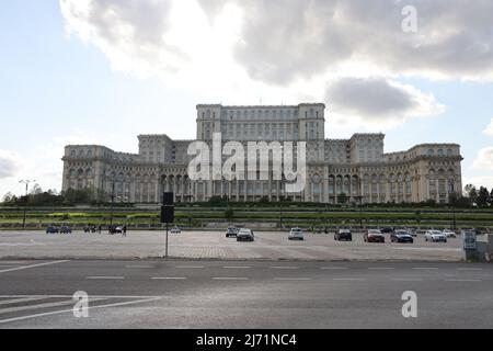 Nuages sombres au-dessus de la Maison du peuple à Bucarest, Roumanie, qui est le 2nd plus grand bâtiment du monde; siège du Parlement roumain; conceptuel Banque D'Images