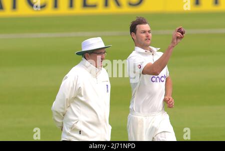 Londres, Royaume-Uni. 5 mai 2022, le bowling Matthew Kelly de Northamptonshire, à Surrey, prend le Northamptonshire au championnat du comté de Kia Oval, le premier jour. David Rowe/Alay Live News. Banque D'Images