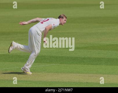 Londres, Royaume-Uni. 5 mai 2022, le bowling Tom Taylor de Northamptonshire, à Surrey, prend le Northamptonshire au championnat du comté de Kia Oval, le premier jour. David Rowe/Alay Live News. Banque D'Images