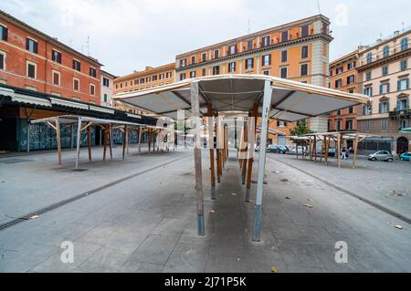 Piazza San Cosimato dans le Rione Trastevere quand le marché est proche à Rome, Italie Banque D'Images