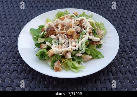 Salade Caesars avec laitue grillée mayonnaise croûtons et fromage râpé. Banque D'Images
