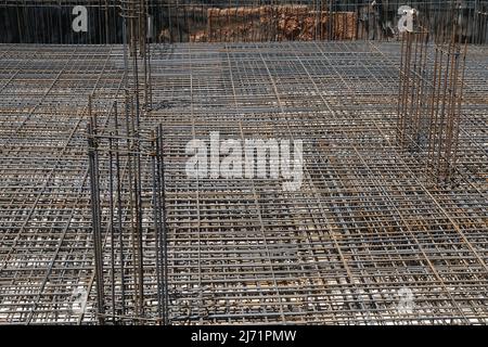 Construction de fondations avec barres de renfort en acier sur le chantier. Banque D'Images