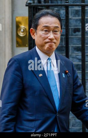 Downing Street, Londres, Royaume-Uni. 5th mai 2022, le Premier ministre japonais, Fumio Kishida, quitte le 10 Downing Street, à la suite de sa rencontre avec le Premier ministre britannique, Boris Johnson. Amanda Rose/Alamy Live News Banque D'Images