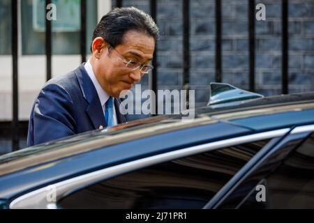 Downing Street, Londres, Royaume-Uni. 5th mai 2022, le Premier ministre japonais, Fumio Kishida, quitte le 10 Downing Street, à la suite de sa rencontre avec le Premier ministre britannique, Boris Johnson. Amanda Rose/Alamy Live News Banque D'Images