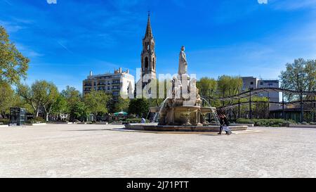 Fontaine Pradier, Brunnen auf dem Platz Esplanade Charles-de-Gaulle, Glockenturm der Kirche Sainte-Perpetue und Sainte-Felicite, Nîmes Banque D'Images