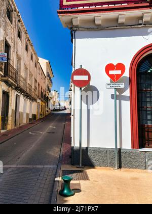 Zwei Verkehrsschilder in der Altstadt, Einfahrt verboten, gebrochenes Herz, Aufschrift No Violencia machista in einer Kampagne gegen hausliche Banque D'Images