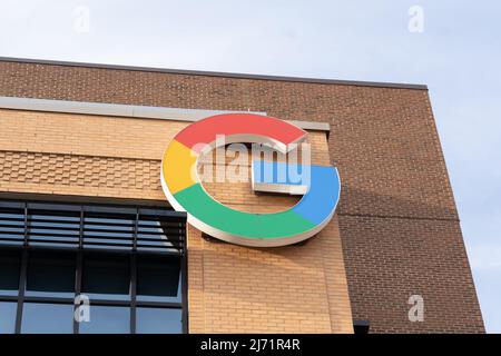 Detroit, Michigan, États-Unis - 26 décembre 2021 : un gros plan du logo Google sur le bâtiment. Banque D'Images