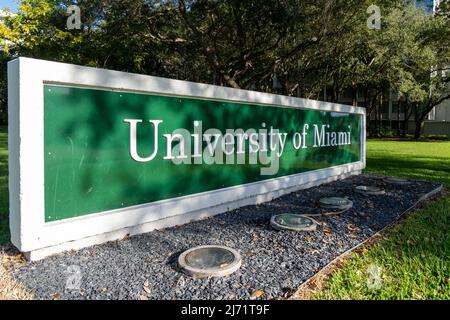 Miami, FL, USA - 2 janvier 2022 : le panneau de l'Université de Miami est montré à Miami, FL, USA. L'Université de Miami est une université de recherche privée. Banque D'Images